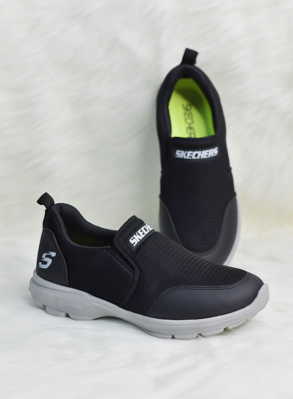 اسكتشر حريمي اسود